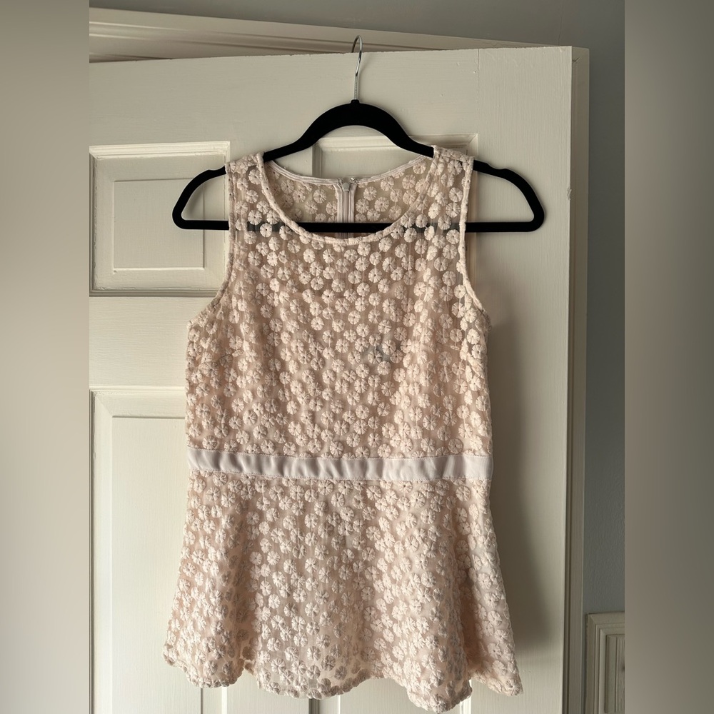Banana republic white blouse
Very good used condition 
Size 4